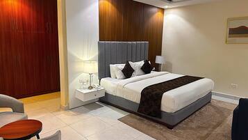 Suite estudio ejecutiva, balcón, vistas a la ciudad | Caja fuerte, escritorio, espacio para trabajar con un portátil