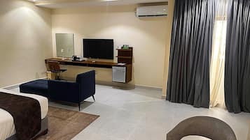 Caja de seguridad en la habitación y escritorio