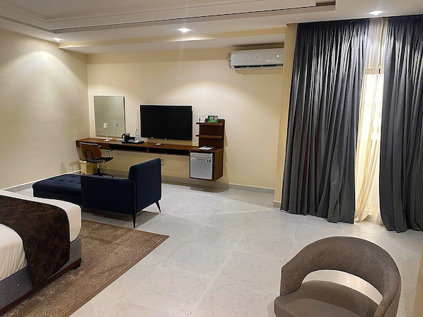 Executive Studio Suite, Balcony, City View | In-room safe, desk, laptop workspace, iron/ironing board - GARDEN CITY HOTEL (Port Harcourt)