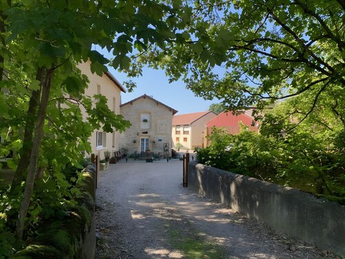 La Charmille Guest Room with Private Terrace and Wi-Fi