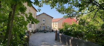 La Charmille Guest Room with Private Terrace and Wi-Fi