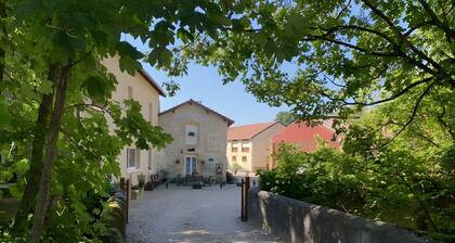 La Charmille Guest Room with Private Terrace and Wi-Fi