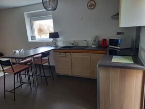 Réfrigérateur, micro-ondes, plaque de cuisson, cafetière/bouilloire