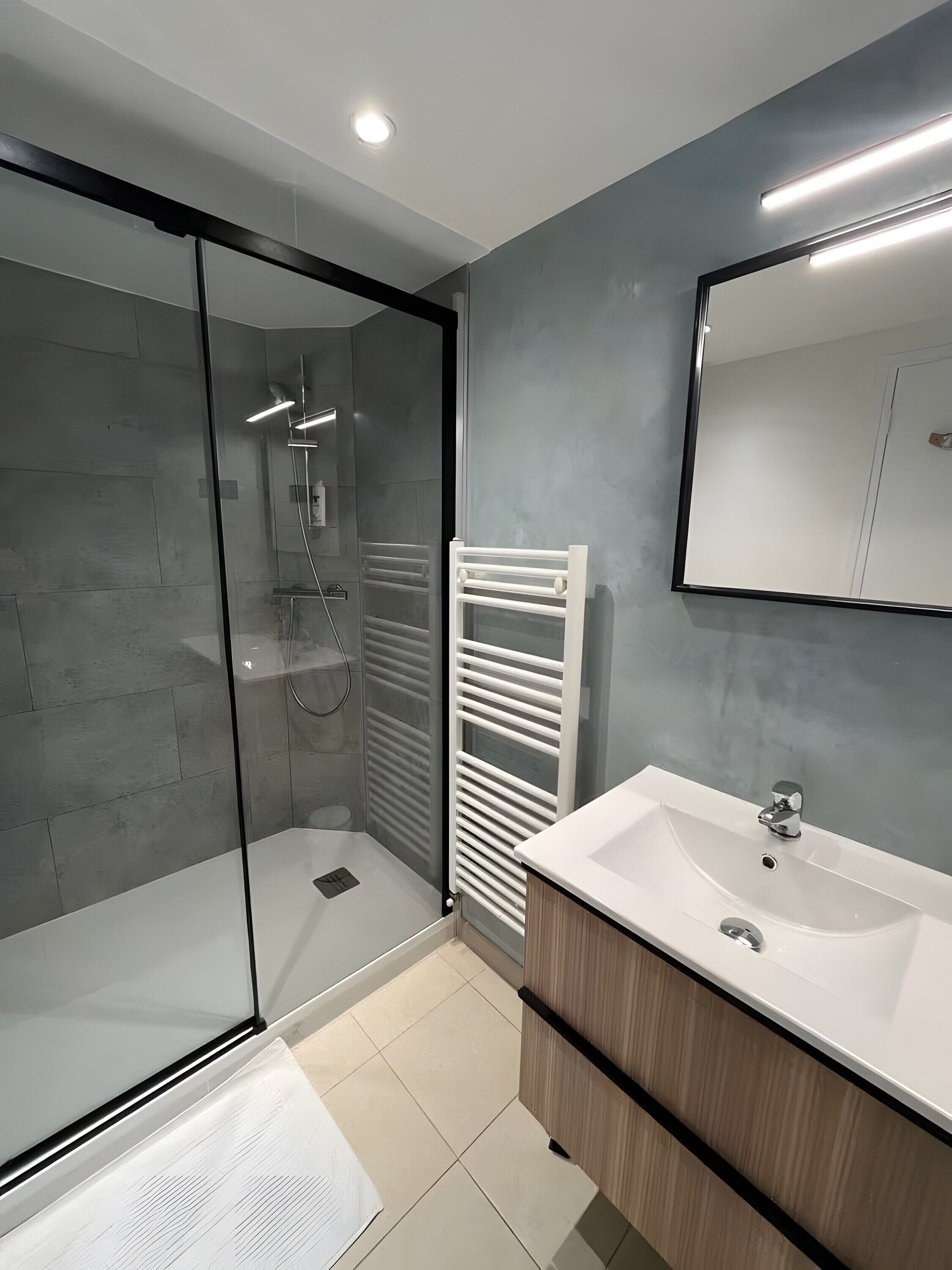 Douche, sèche-cheveux, serviettes fournies