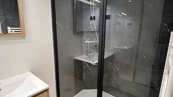 Douche, sèche-cheveux, serviettes fournies