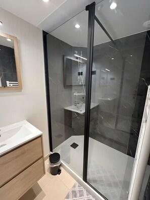 Douche, sèche-cheveux, serviettes fournies