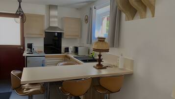 Een koelkast, een microgolfoven, een kookplaat, een vaatwasser