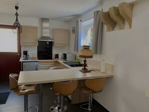 Jääkaappi, mikroaaltouuni, liesi, astianpesukone