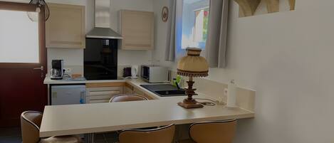 Een koelkast, een magnetron, een kookplaat, een vaatwasser