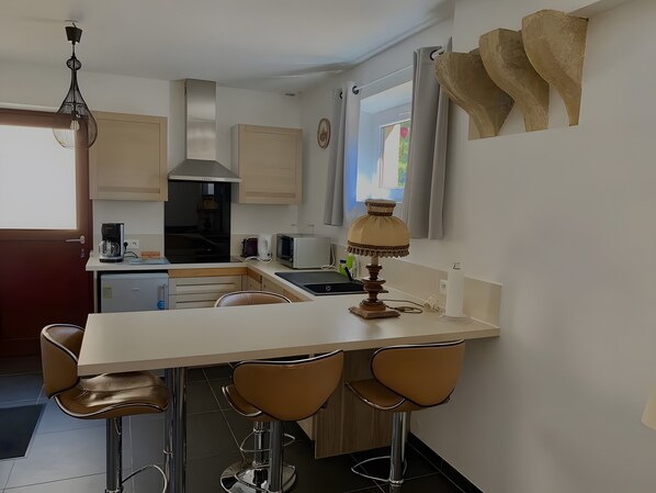 Réfrigérateur, micro-ondes, plaque de cuisson, lave-vaisselle