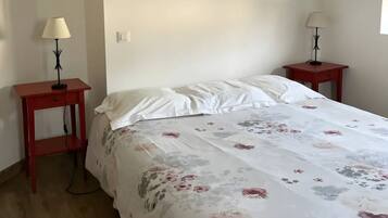 Een strijkplank/strijkijzer, wifi, beddengoed