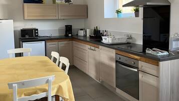 Geladeira, micro-ondas, fogão, cooktop