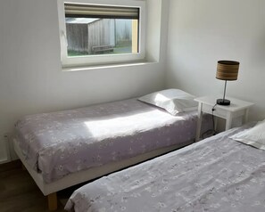 2 habitaciones, tabla de planchar con plancha, wifi y ropa de cama 