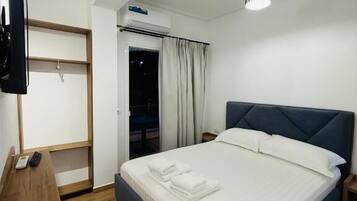 Schreibtisch, laptopgeeigneter Arbeitsplatz, kostenloses WLAN