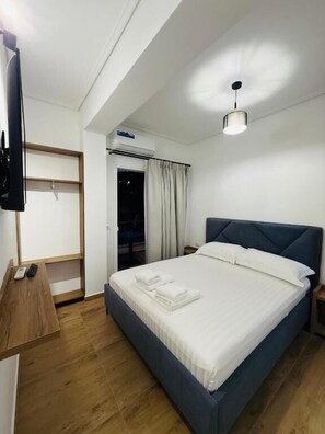 Desk, laptop workspace, free WiFi - LBC Hotel (Sarandë)