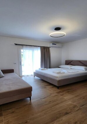 Desk, laptop workspace, free WiFi