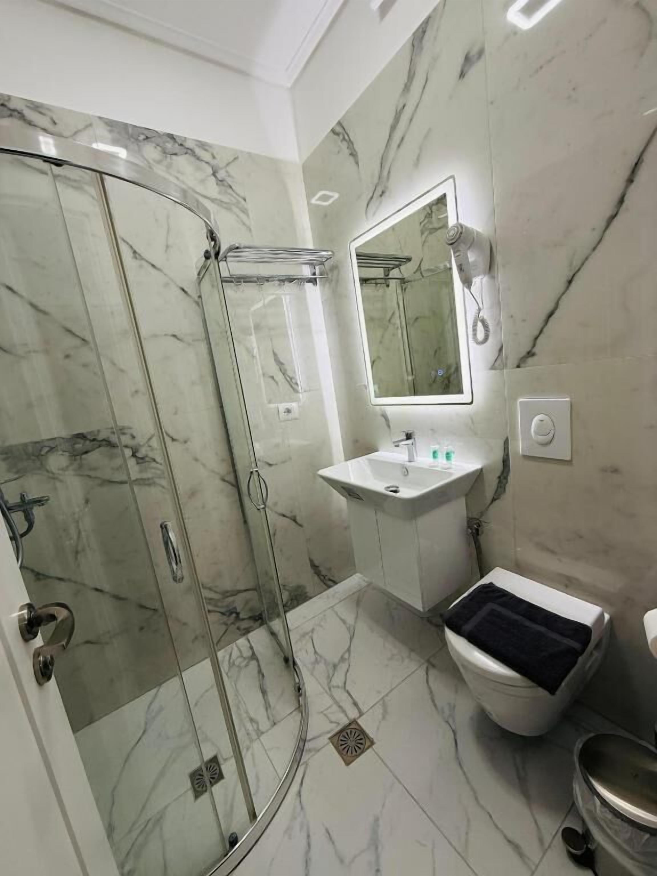 Gratis toiletartikelen, een haardroger, pantoffels, handdoeken