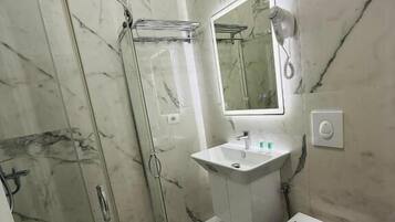 Gratis toiletartikelen, een haardroger, pantoffels, handdoeken