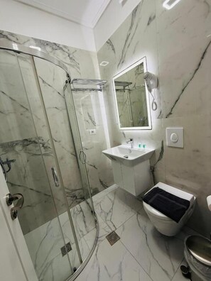 Free toiletries, hair dryer, slippers, towels - LBC Hotel (Sarandë)