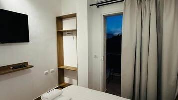 Een bureau, een laptopwerkplek, gratis wifi