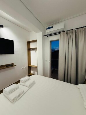 Desk, laptop workspace, free WiFi - LBC Hotel (Sarandë)