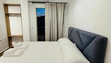 Een bureau, een laptopwerkplek, gratis wifi