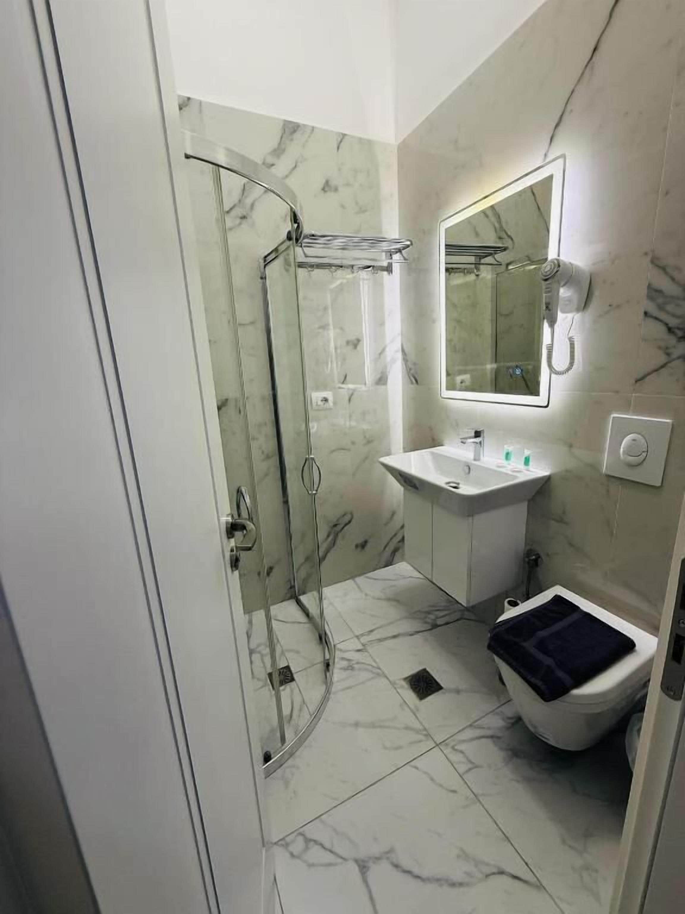 Kostenlose Toilettenartikel, Haartrockner, Hausschuhe, Handtücher