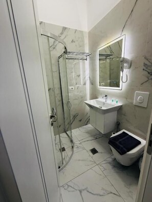 Articles de toilette (gratuits), séchoir à cheveux, pantoufles