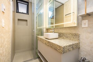 Studio | Phòng tắm | Buồng tắm vòi sen, khăn tắm, xà phòng, dầu gội 