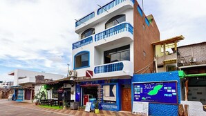 Un edificio de varios pisos con un restaurante en la planta baja, un balcón en el segundo piso y un cartel que anuncia vistas panorámicas de 360 grados.