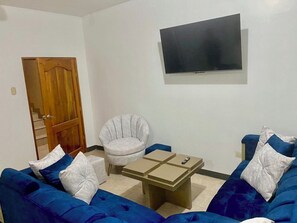 家庭公寓, 2 间卧室, 城市景观 | 起居区 | 55-英寸智能电视（配备卫星频道）、Netflix、流媒体服务