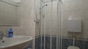 A bathroom with a sink, a shower enclosure, and a toilet. - Appartamento con 2 Camere da letto (Riva del Garda)