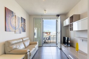 Living area - GuestHost - Spacious 70 sqm apartment, ideal for 3 people, located on the third floor of a building with an elevator.The property is situated in the Porta a Mare district, within a complex overlooking the marina with sea views.Located above the natural s (Livorno)
