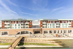 Exterior - GuestHost - Spacious 70 sqm apartment, ideal for 3 people, located on the third floor of a building with an elevator.The property is situated in the Porta a Mare district, within a complex overlooking the marina with sea views.Located above the natural s (Livorno)