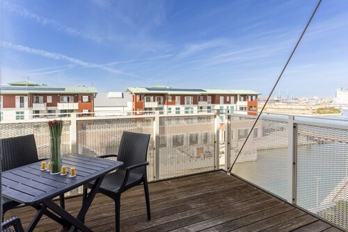 GuestHost - Spacious 70 sqm apartment, ideal for 3 people, located on the third floor of a building with an elevator.The property is situated in the Porta a Mare district, within a complex overlooking the marina with sea views.Located above the natural s