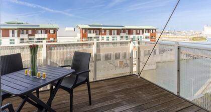GuestHost - Spacious 70 sqm apartment, ideal for 3 people, located on the third floor of a building with an elevator.The property is situated in the Porta a Mare district, within a complex overlooking the marina with sea views.Located above the natural s