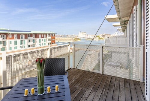 Spacious 70 sqm apartment, ideal for 3 people, located on the third floor of a building with an elevator.The property is situated in the Porta a Mare district, within a complex overlooking the marina with sea views.Located above the natural shopping cent