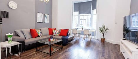 Apartment, 2 Bedrooms | Living room