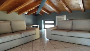 Living area - Appartamento Grande con 1 Camera da Letto (Riva del Garda)