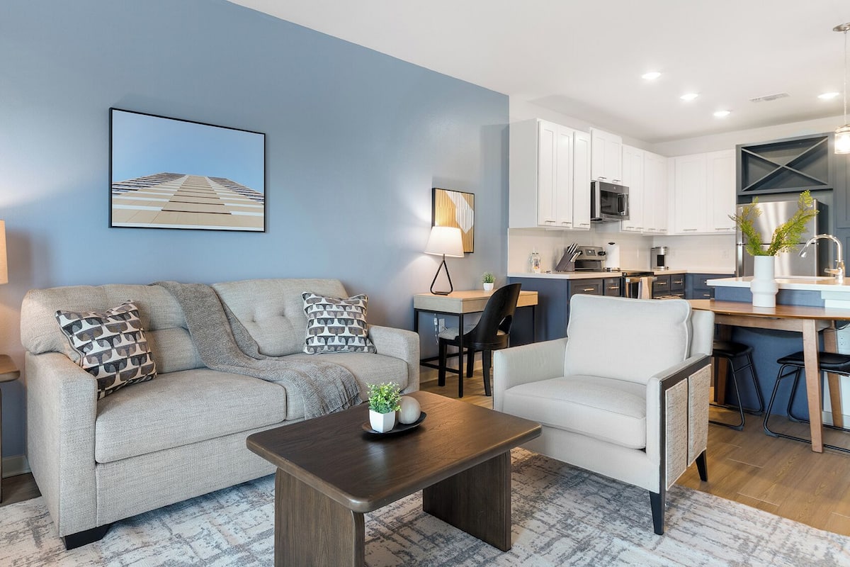 Appartement (1 Bedroom) | Coin séjour | Télévision de 50 pouces avec chaßnes numériques