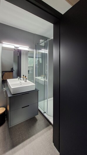 Shower, hair dryer, towels, soap - SMART LODGES (Bad Rippoldsau-Schapbach)