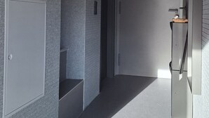 A modern interior with a staircase, a door, and a wall-mounted cabinet. - SMART LODGES (Bad Rippoldsau-Schapbach)