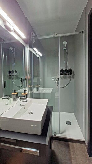 Dusche, Haartrockner, Hausschuhe, Handtücher
