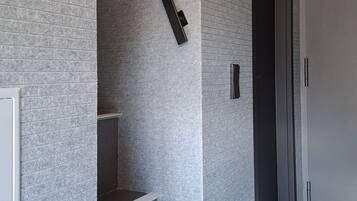 Een modern interieur met een trap, een deur en een wand met een structuur.
