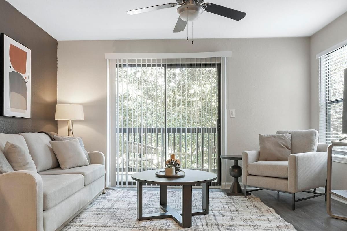 Apartament (3 Bedrooms) | Sala d'estar | Televisor intel·ligent de 50 polzades amb canals digitals i futbolí