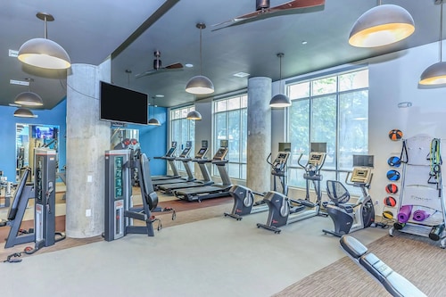 Landing Amazing 2bd, Courtyard, Clubhouse