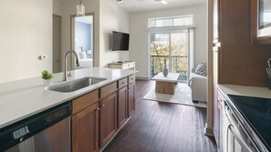 Apartment (1 Bedroom) | Private kitchen - Landing Amazing 2bd, Courtyard, Clubhouse (Houston)