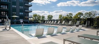 登陸美麗一臥室公寓，屋頂休息室及健身房  