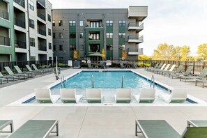 Seasonal outdoor pool, pool loungers - Landing Furnished Apartments Harborside - Memphis (Memphis)