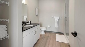Combined shower/tub, free toiletries, hair dryer, towels - Landing Furnished Apartments Harborside - Memphis (Memphis)
